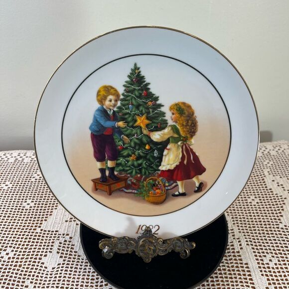 1982’ Vintage porcelain plate with 22k GOLD rims Christmas plate || Xmas tree - Picture 1 of 9